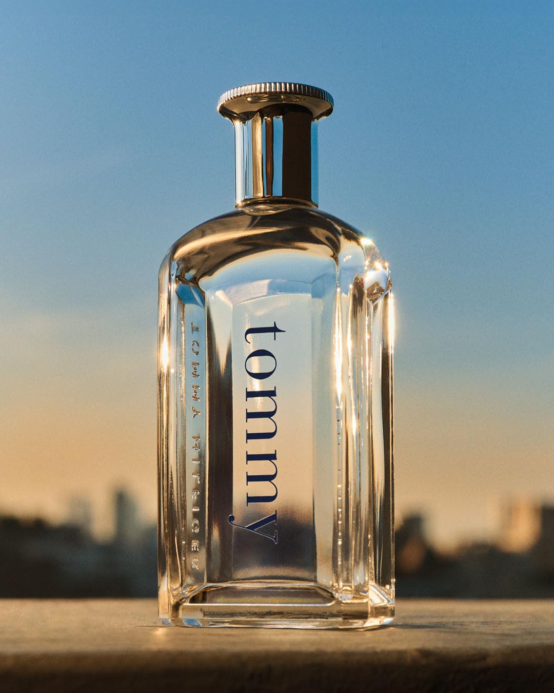 Tommy Hilfiger – Tommy Eau de Toilette 100 ml – Perfume for Men – Fougère Fragrance – Citrus and Fruity Notes – Transparent Glass Bottle