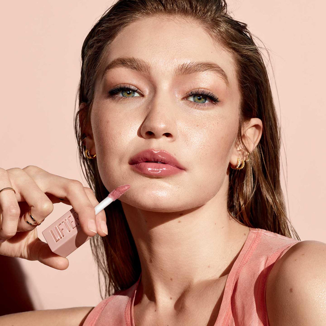 Maybelline Lifter Gloss, Hydrating Lip Gloss with Hyaluronic Acid, 002 Ice (Light Pink), Creates Fuller-Looking, Shiny, Moisturised and Plumped Lips. Non-sticky Halalzen