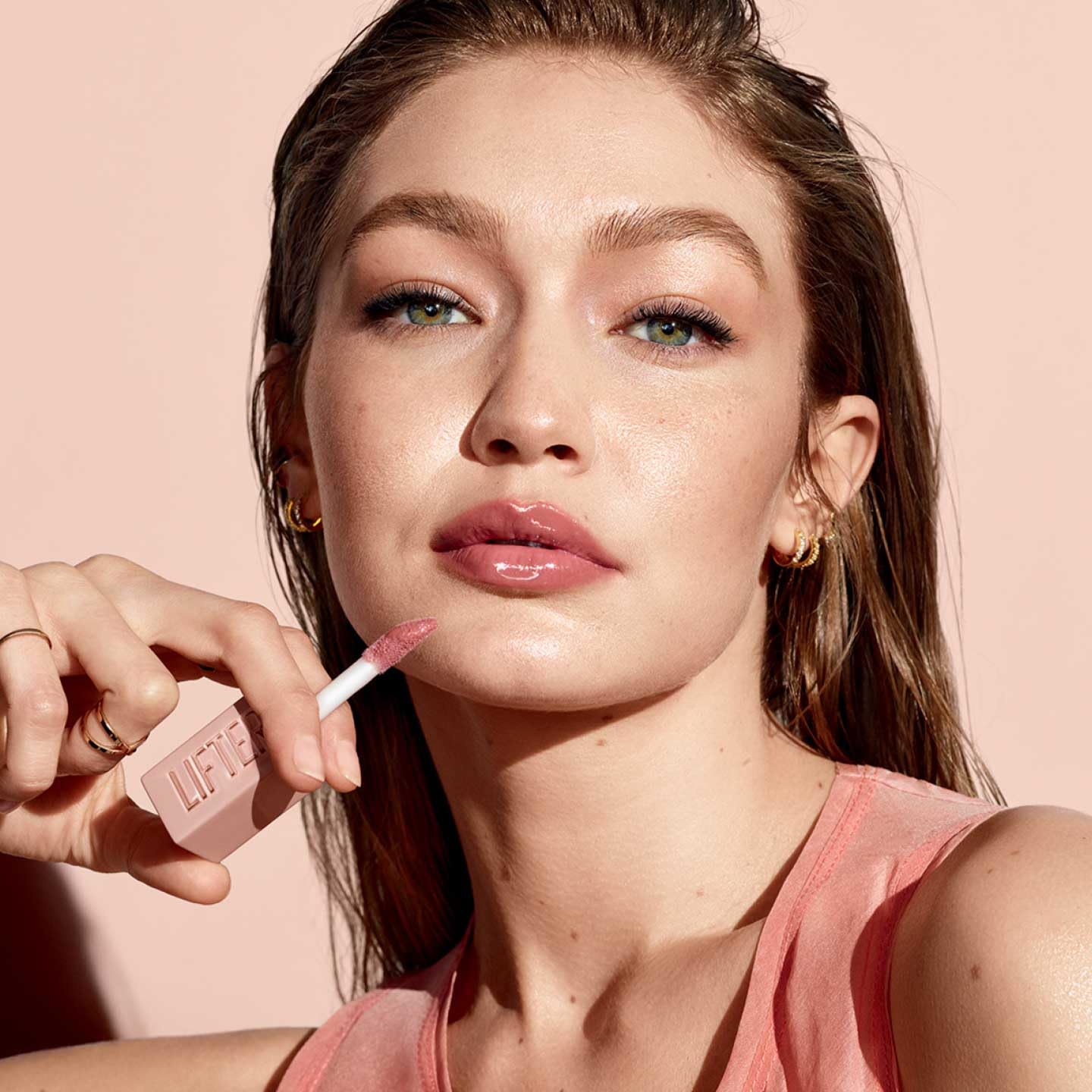 Maybelline Lifter Gloss, Hydrating Lip Gloss with Hyaluronic Acid, 002 Ice (Light Pink), Creates Fuller-Looking, Shiny, Moisturised and Plumped Lips. Non-sticky Halalzen