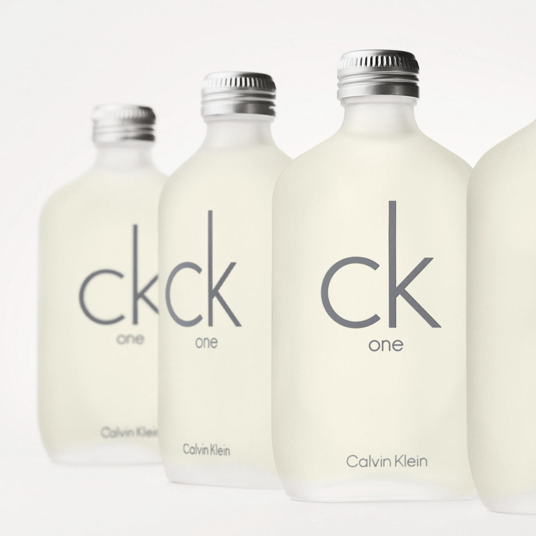 Calvin Klein CK One Eau de Toilette – Parfum unisexe agrumes – Avec des notes de thé vert, bergamote, cardamome, violette et ambre – Parfums de luxe unisexes – Parfum longue durée