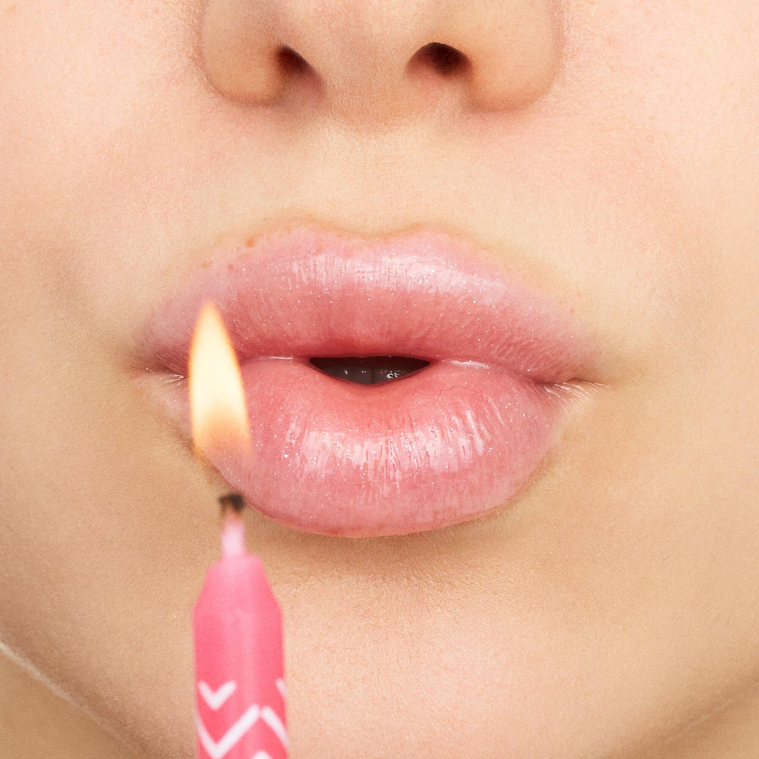 essence BIRTHDAY BOMB shiny lipgloss, natural, shiny, dewy, shimmery (10ml) Halalzen