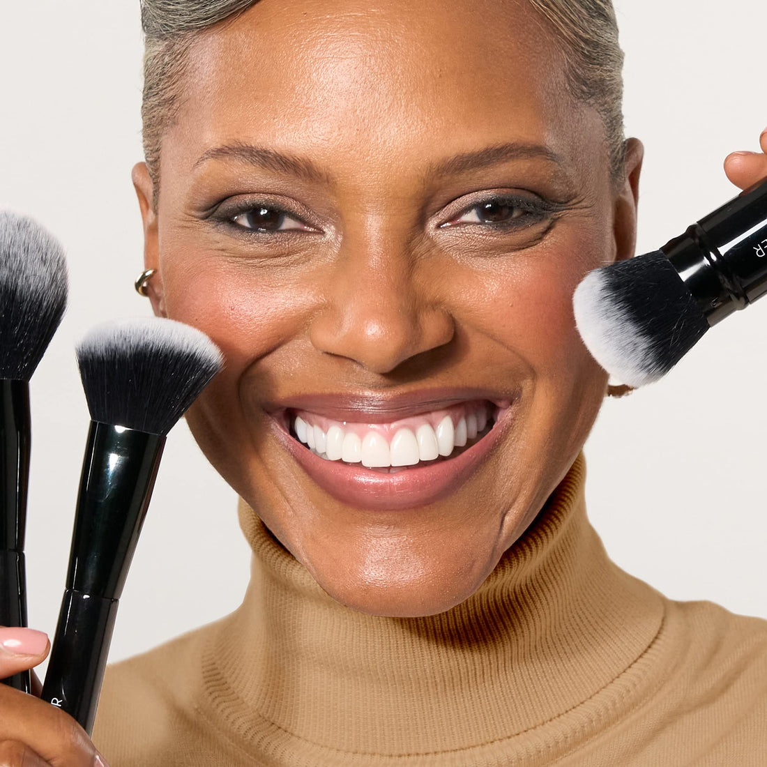 LAURA GELLER NEW YORK Retractable Black Kabuki Brush for Liquid, Cream and Powder Face Makeup With Aluminum Handle Halalzen