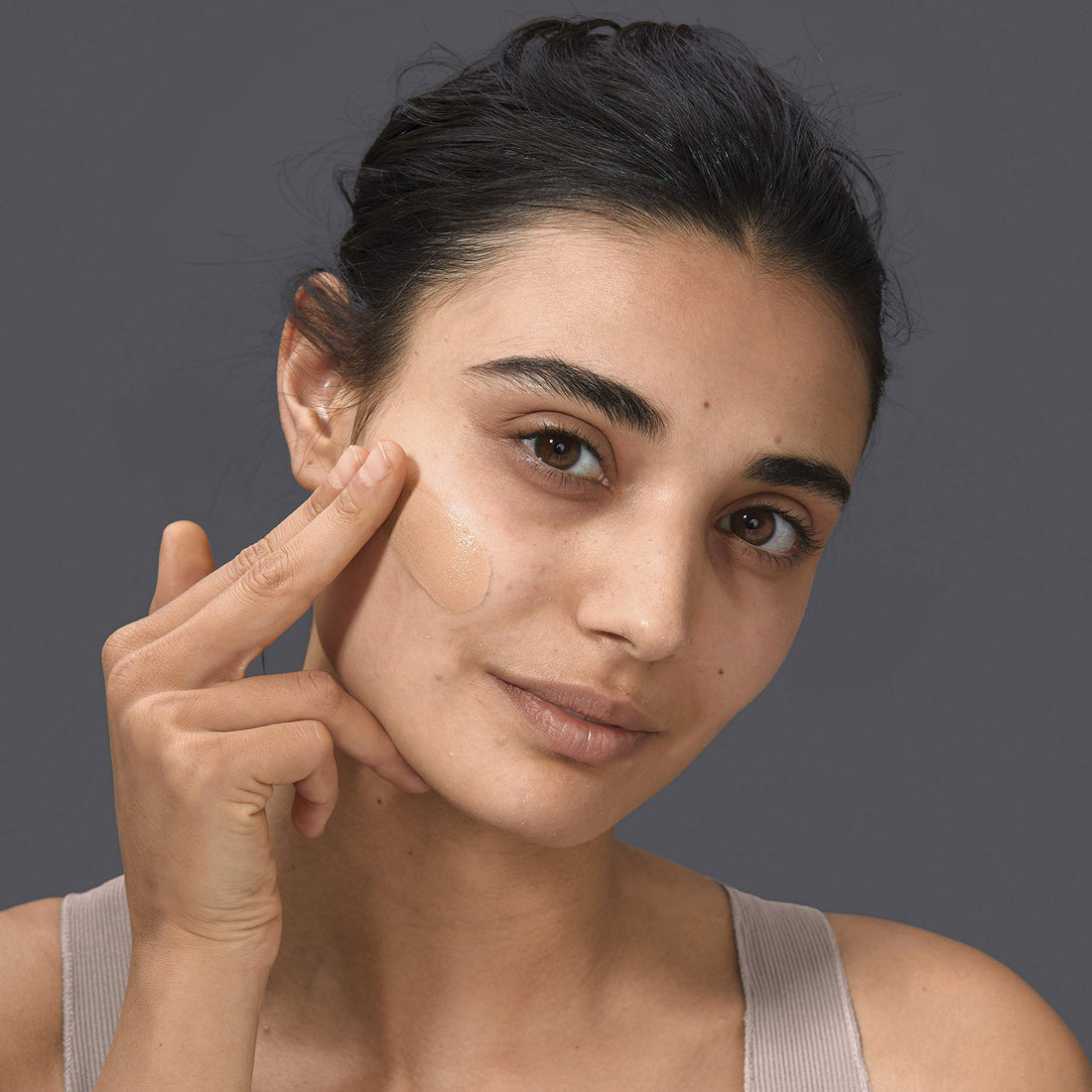 Maybelline Foundation, Dream Radiant Liquid Hydrating Foundation with Hyaluronic Acid and Collagen - Lightweight, Medium Coverage Up to 12 Hour Hydration, 30 Sand Halalzen