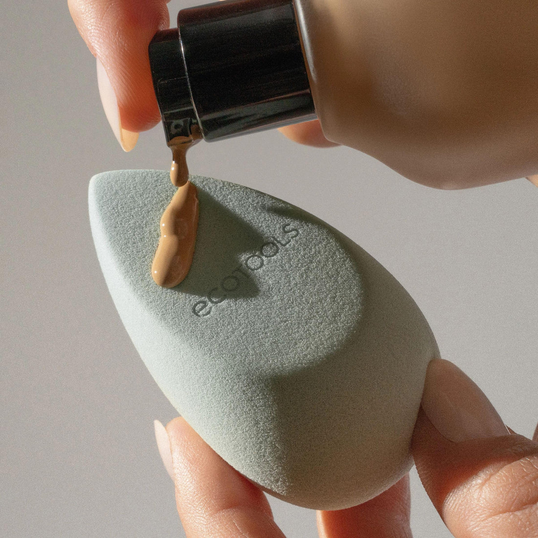 EcoTools Blurring Blender Makeup Sponge, Makeup Blending Sponge For Blurred Skin, For Liquid & Cream Foundation, Cloud Coverage Memory Foam, Eco Friendly, Latex Free, Cruelty-Free & Vegan 1 Count Halalzen