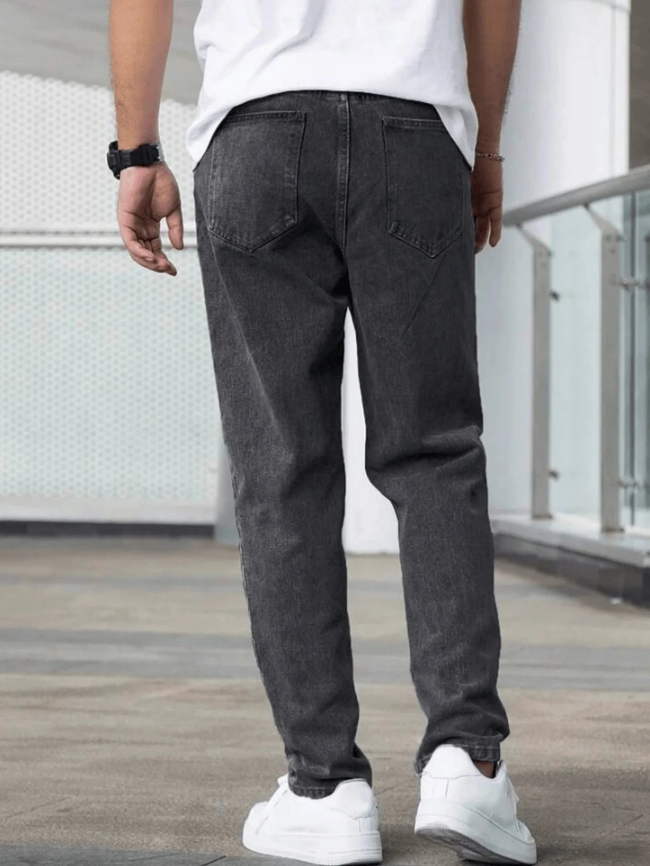 Men's Straight-Leg Streetwear Jeans in Raw Denim Featuring Five Pockets and Mid-Rise Stretch Durability