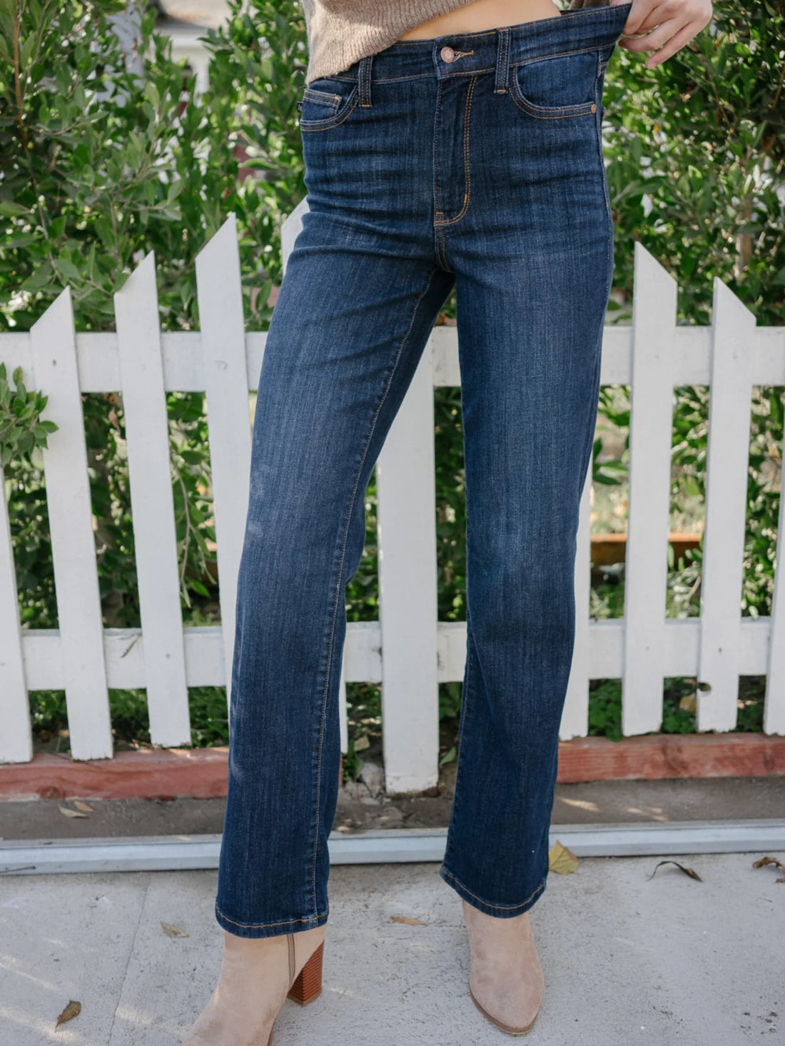 Elegant women's dark blue straight jeans - slightly elastic and soft, mid-rise, slanted pockets, casual and fashionable