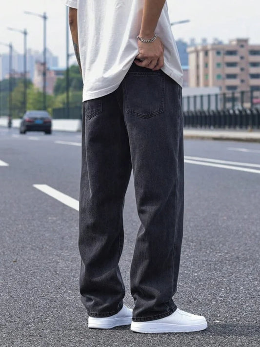 Men's loose black jeans for autumn and winter, perfect for seasonal changes. The simple style offers warmth, making daily outfit