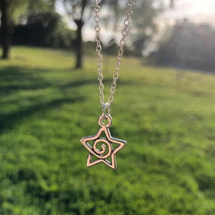 Collar colgante estrella remolino plateado estilo año 2000, adecuado para regalos de joyería estética femenina