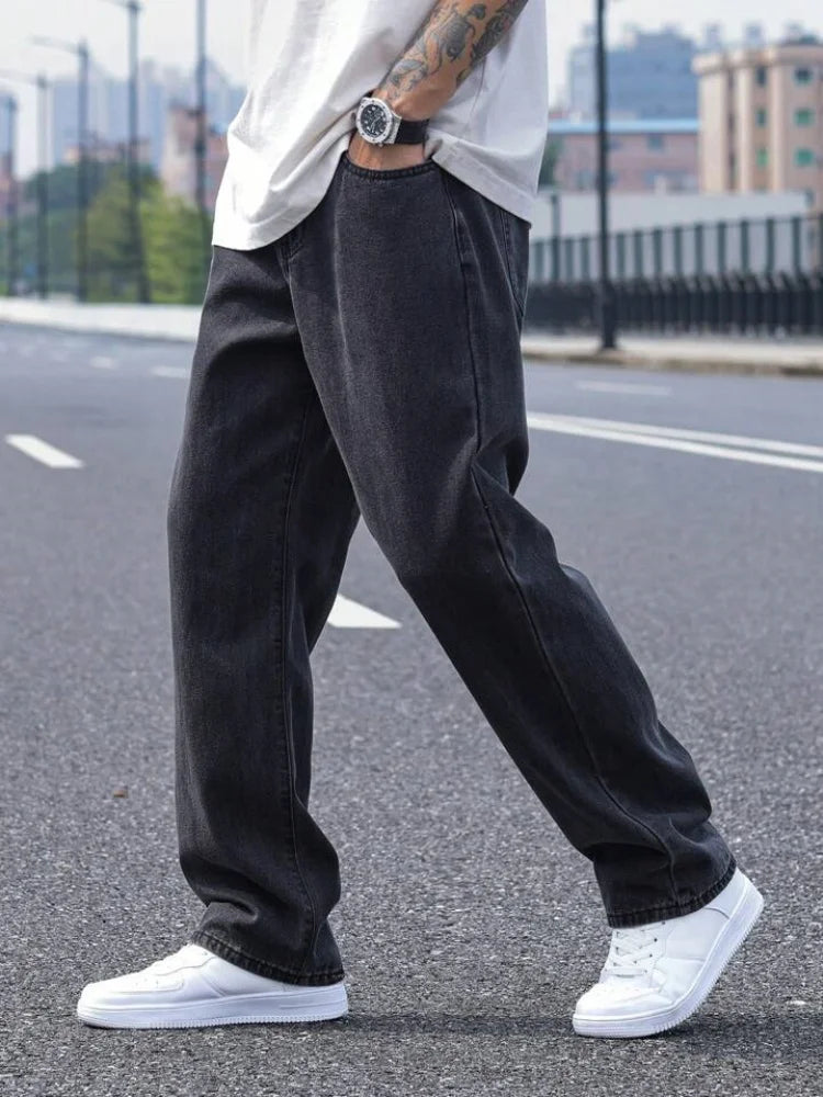 Men's loose black jeans for autumn and winter, perfect for seasonal changes. The simple style offers warmth, making daily outfit