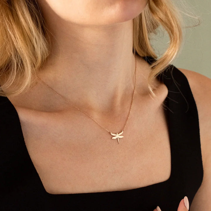 Collares de acero inoxidable Collar sencillo con colgante de libélula insecto Cadena de collar de moda para mujeres Joyería para fiesta Regalos para amigas