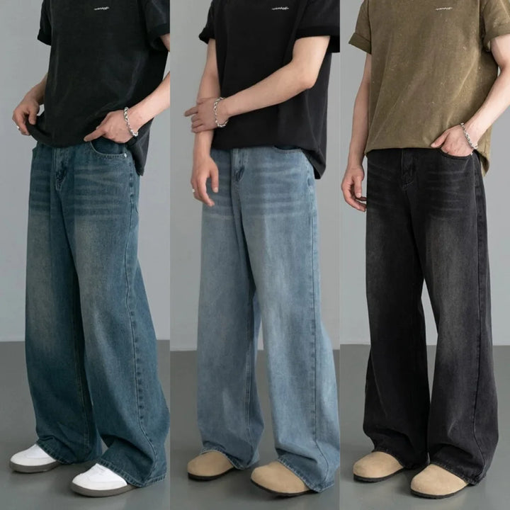 Neue Herren-Jeans für Frühling und Herbst: Ausgewaschene, lässige Jeans in Altblau mit weitem Bein und Kontrastfarben.