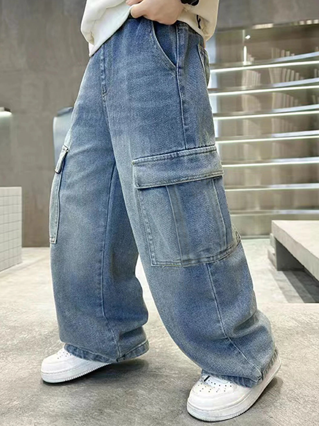 Teenage boy's loose-fit, casual, wide-leg straight-leg long jeans with a vintage and trendy preppy s