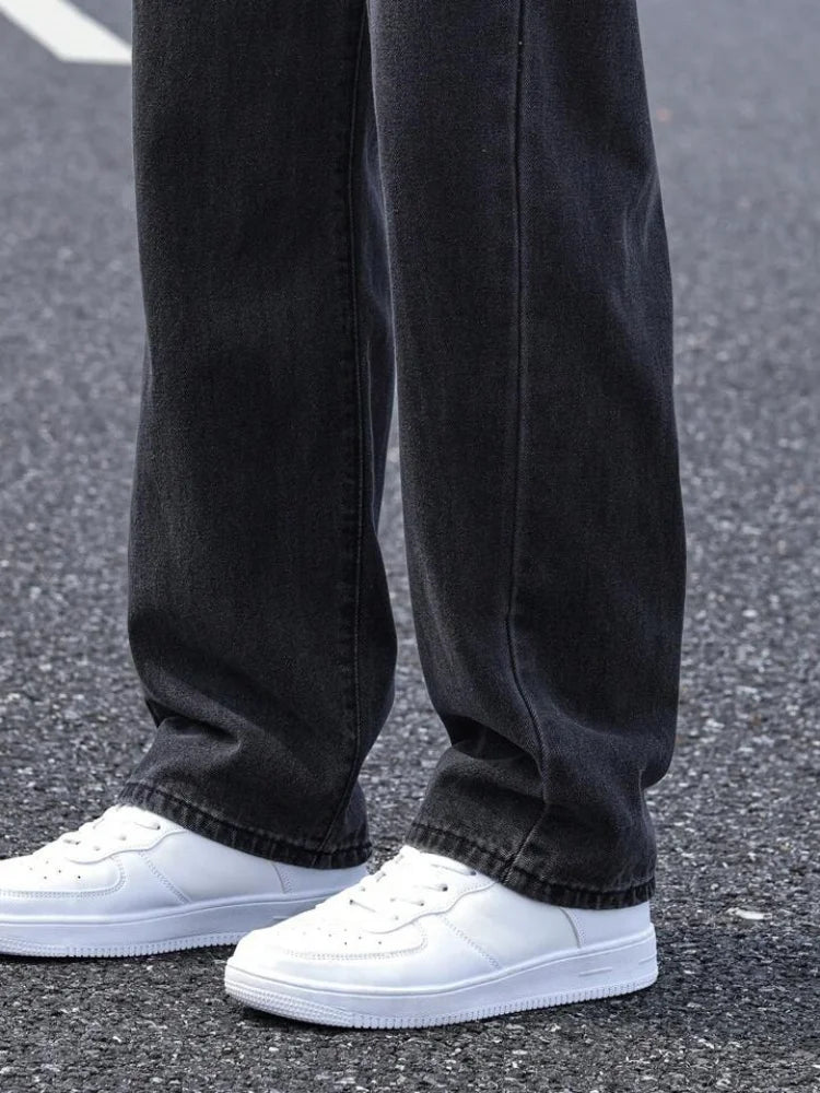 Men's loose black jeans for autumn and winter, perfect for seasonal changes. The simple style offers warmth, making daily outfit