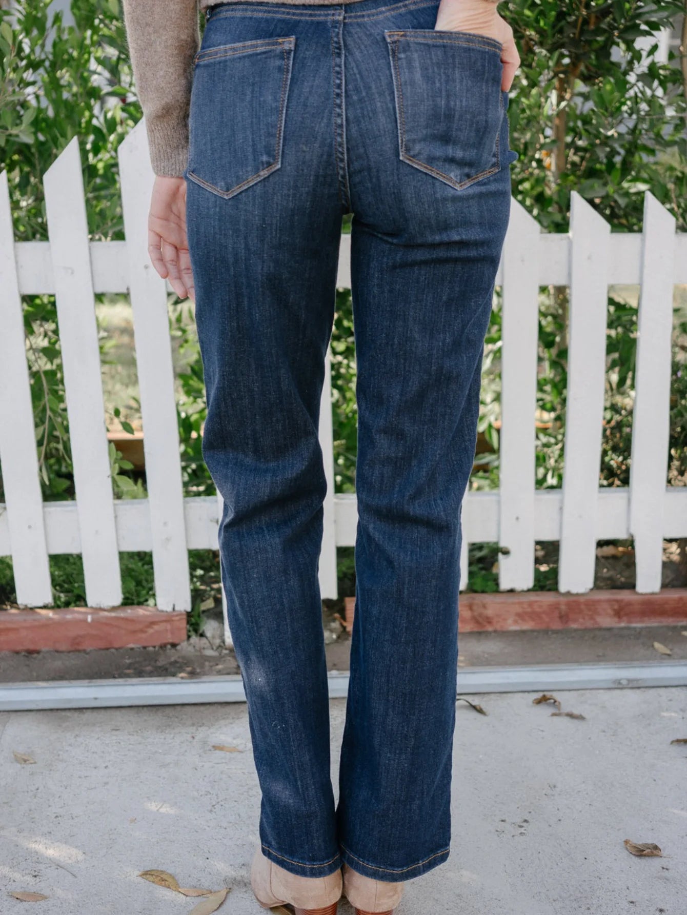 Elegant women's dark blue straight jeans - slightly elastic and soft, mid-rise, slanted pockets, casual and fashionable