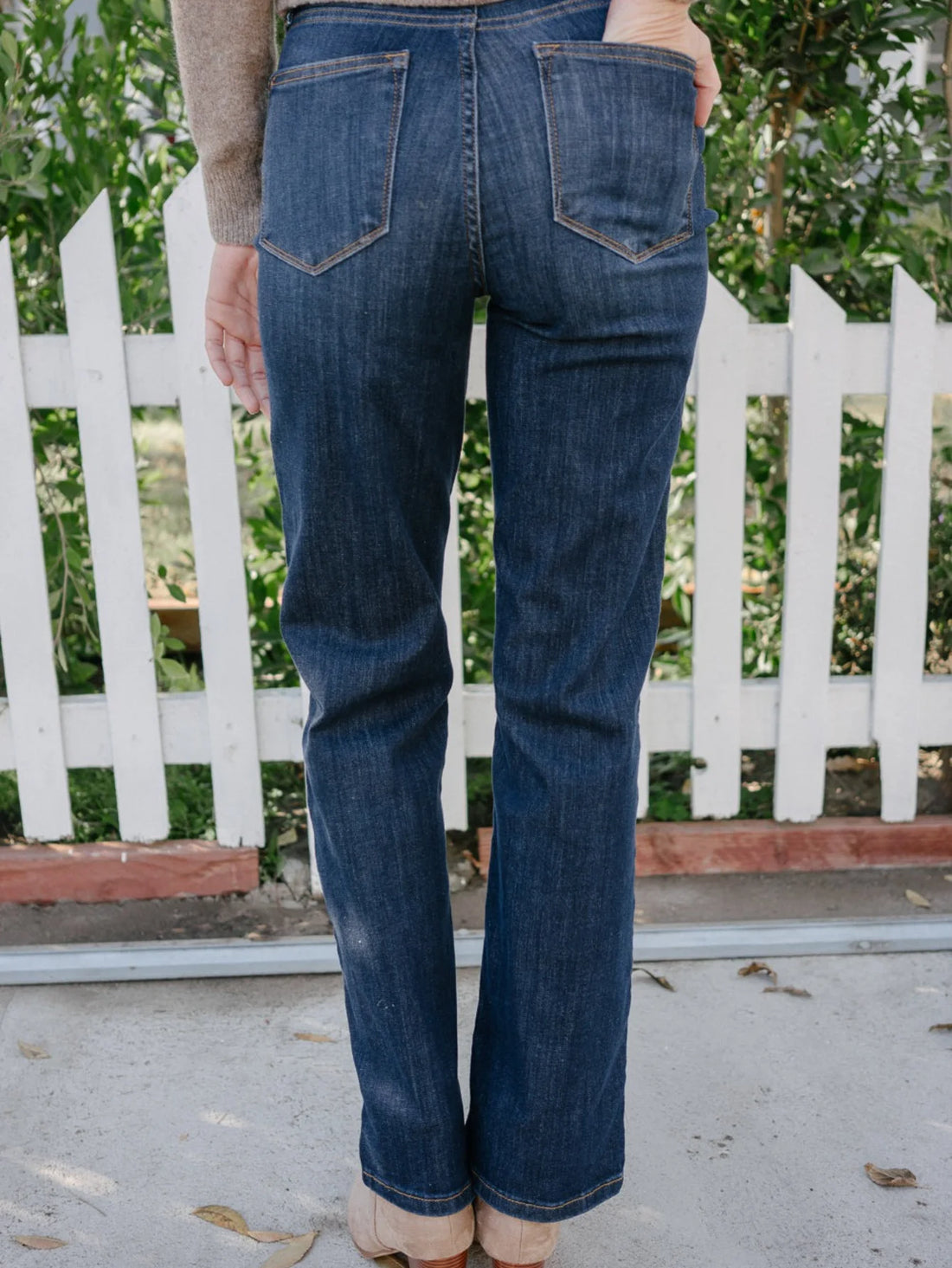 Elegant women's dark blue straight jeans - slightly elastic and soft, mid-rise, slanted pockets, casual and fashionable