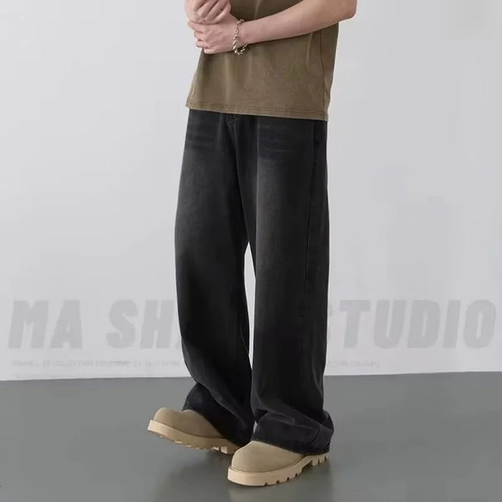 Neue Herren-Jeans für Frühling und Herbst: Ausgewaschene, lässige Jeans in Altblau mit weitem Bein und Kontrastfarben.