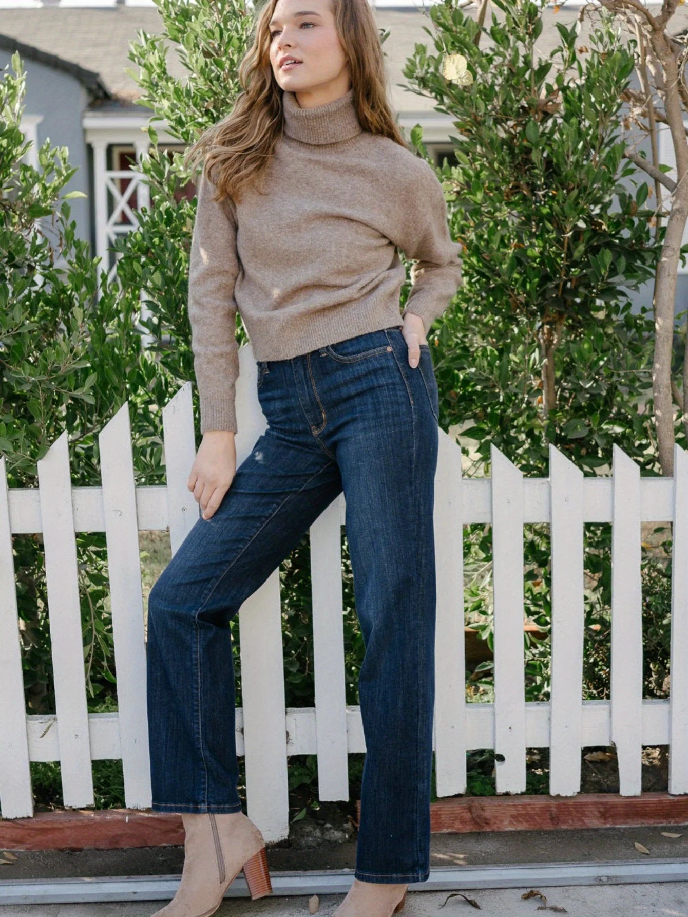 Elegant women's dark blue straight jeans - slightly elastic and soft, mid-rise, slanted pockets, casual and fashionable