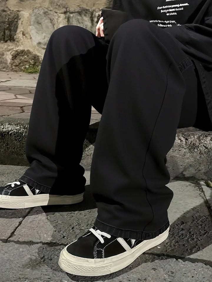 Jeans neri da uomo a gamba larga, larghi e fluidi, semplici e versatili, per creare facilmente uno stile di strada e un look casual quotidiano.