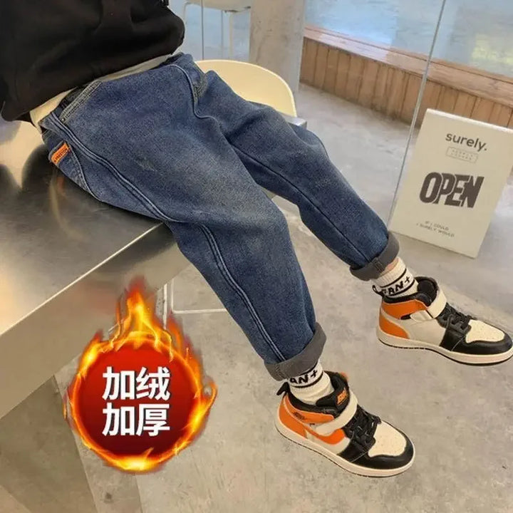 Boys' Pants Thickened One piece Velvet 2023 New Children's Fashionable Loose Jeans for Autumn and Winter Outwear